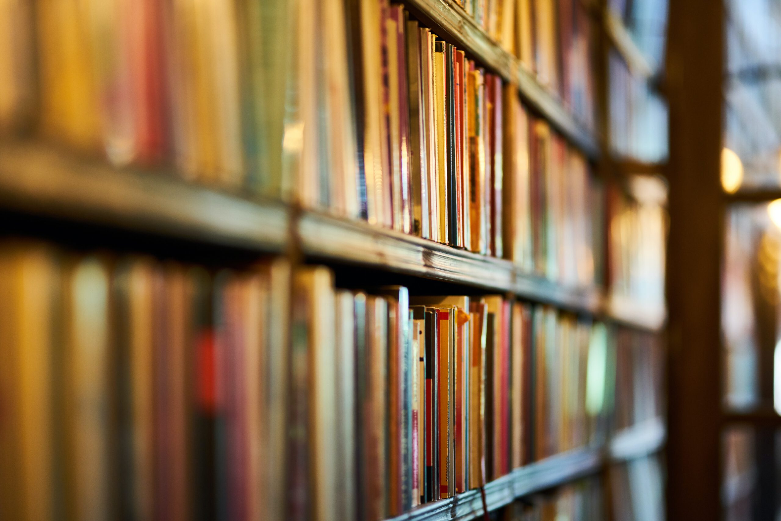 Foto eines vollen Bücherregals in einer Bibliothek