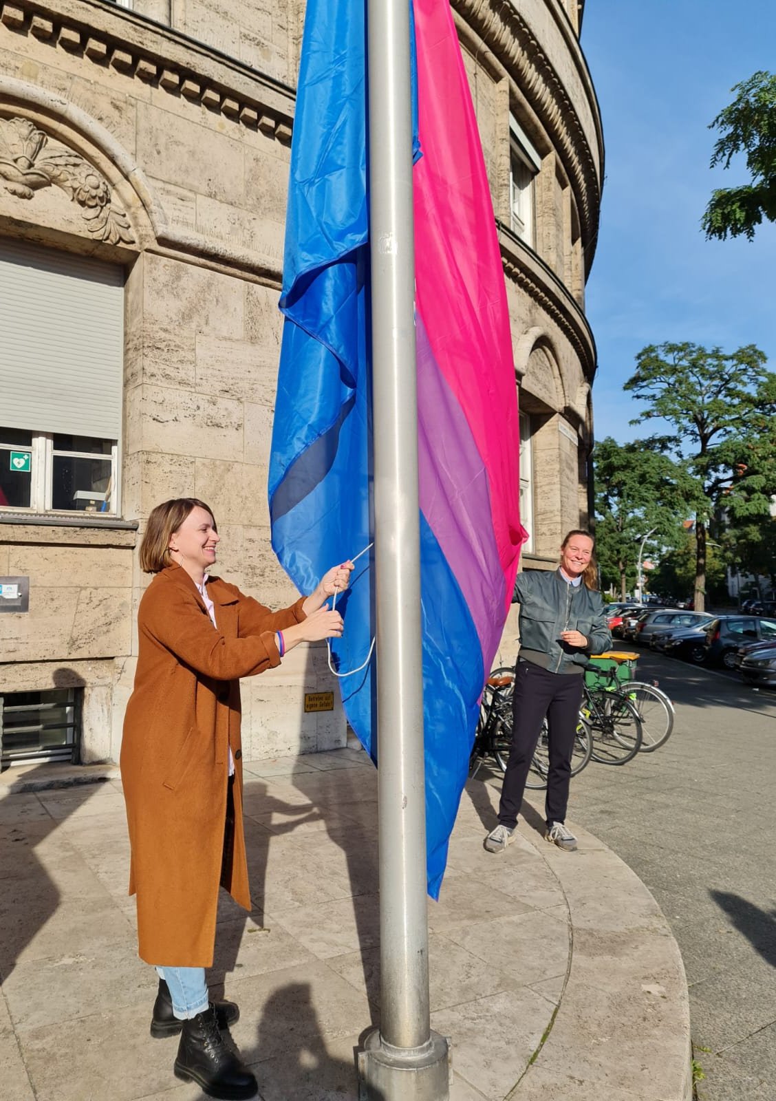 Bi+ Flagge vor dem Rathaus Schöneberg