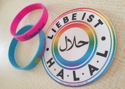 Sticker für die Kampagne "Liebe ist Halal" und BiBerlin-Bändchen
